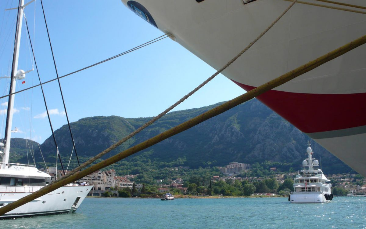 CRUISEREM, TRAJEKTEM I&nbsp;JACHTOU